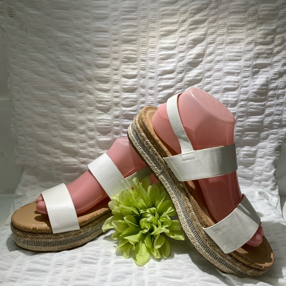 Rhinestone WHITE SANDALS accents 9 1/2 bling super cute Platform ANDIAMO